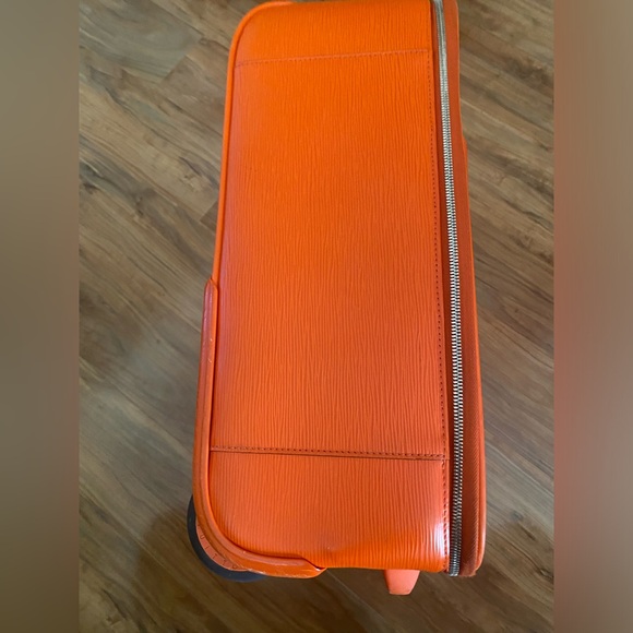 Louis vuitton Pegase 45 in Epi Orange with Raincoat Cover - Picture 13 of 16